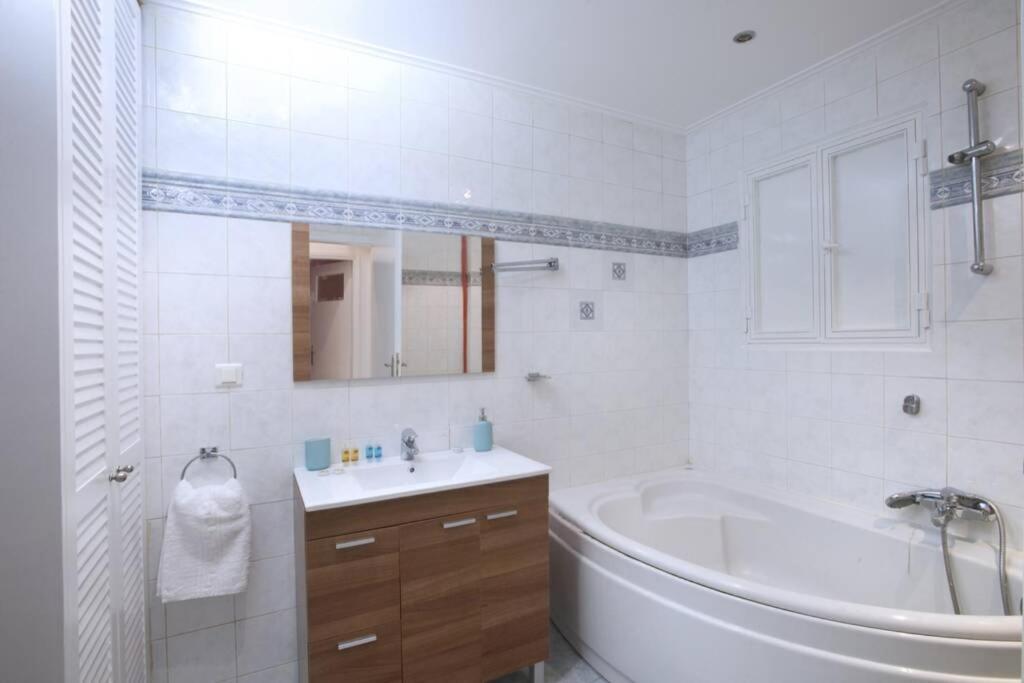 Palaio Faliro, A Bright And Spacious Apartment Афіни Екстер'єр фото
